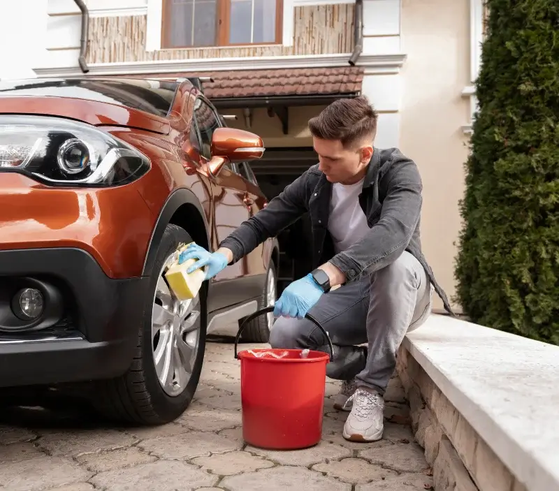 Lavage auto à domicile Saint-Cyr-sous-Dourdan : professionnel intervenant sur un véhicule